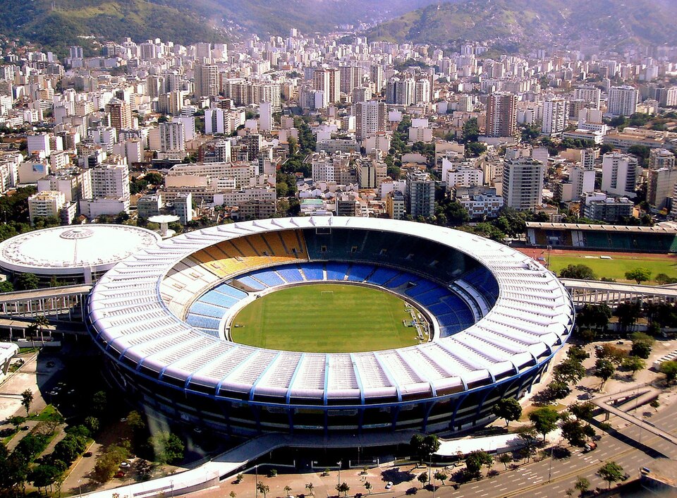 Vista aérea del estadio Maracaná antes de un partido nocturno