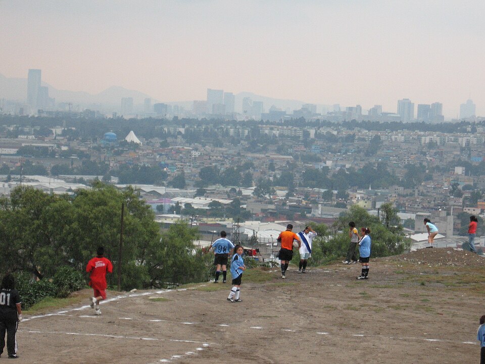 Vista aérea de un saque de esquina en estadio lleno