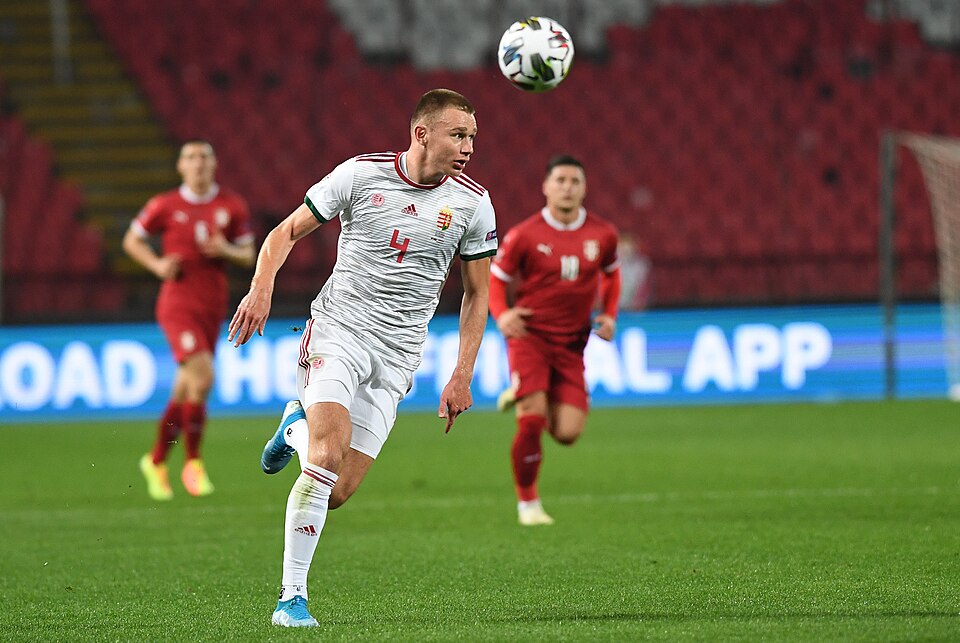 Hinchas viendo un clásico peruano en un bar deportivo