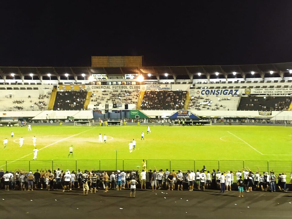 Estadio iluminado de noche antes de un partido de la Serie A brasileña