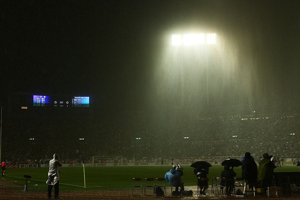 Estadio de fútbol argentino iluminado de noche